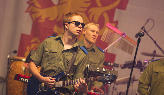 Varusmieskitaristi ja -rumpali esiintymässä lavalla