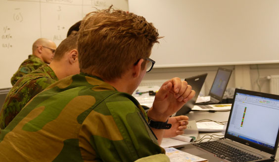 Sotilaat katsovat tietokoneen ruutua luokkatilassa