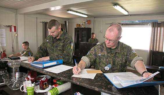 Sotilaat kirjoittavat papereihin