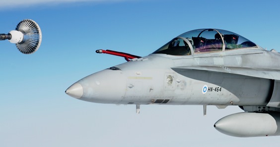 F/A-18D Hornet lähestyy ilmatankkauskonetta.