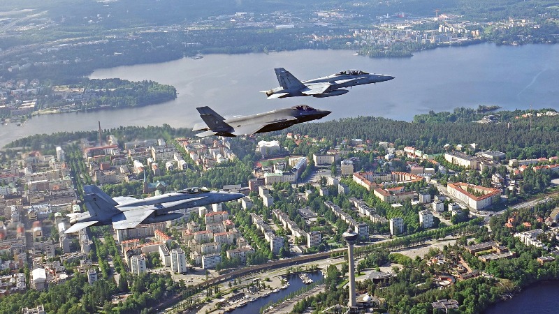 Kaksi suomalaista F/A-18 Hornet -hävittäjää ja USA:n ilmavoimien F-35A Lightning II -hävittäjä.