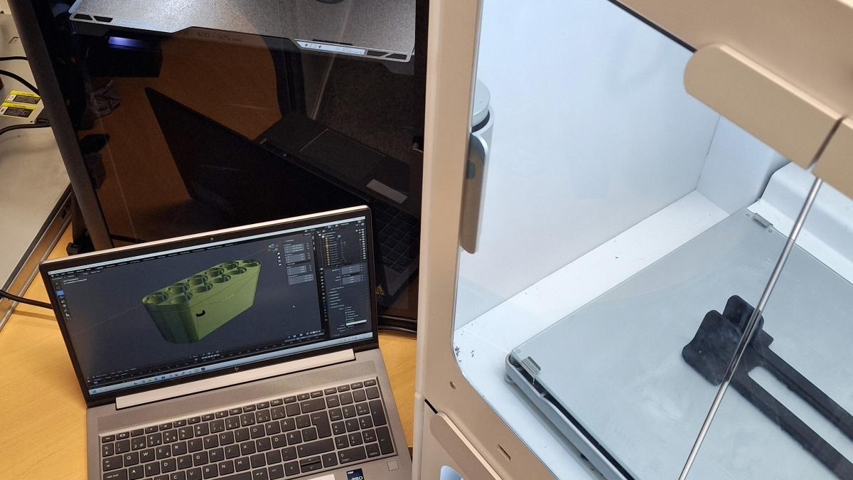 Kuvassa 3D-tulostin ja tietokone