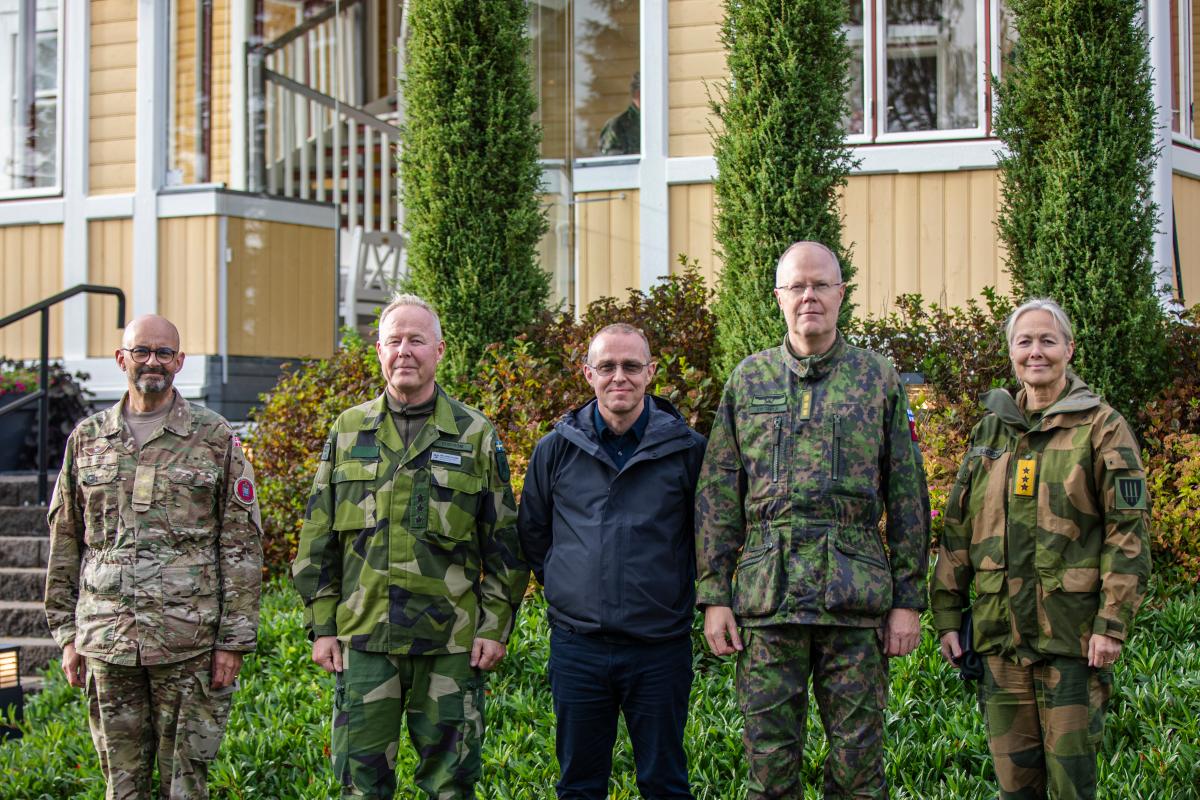 kuvassa pääesikuntien päälliköiden