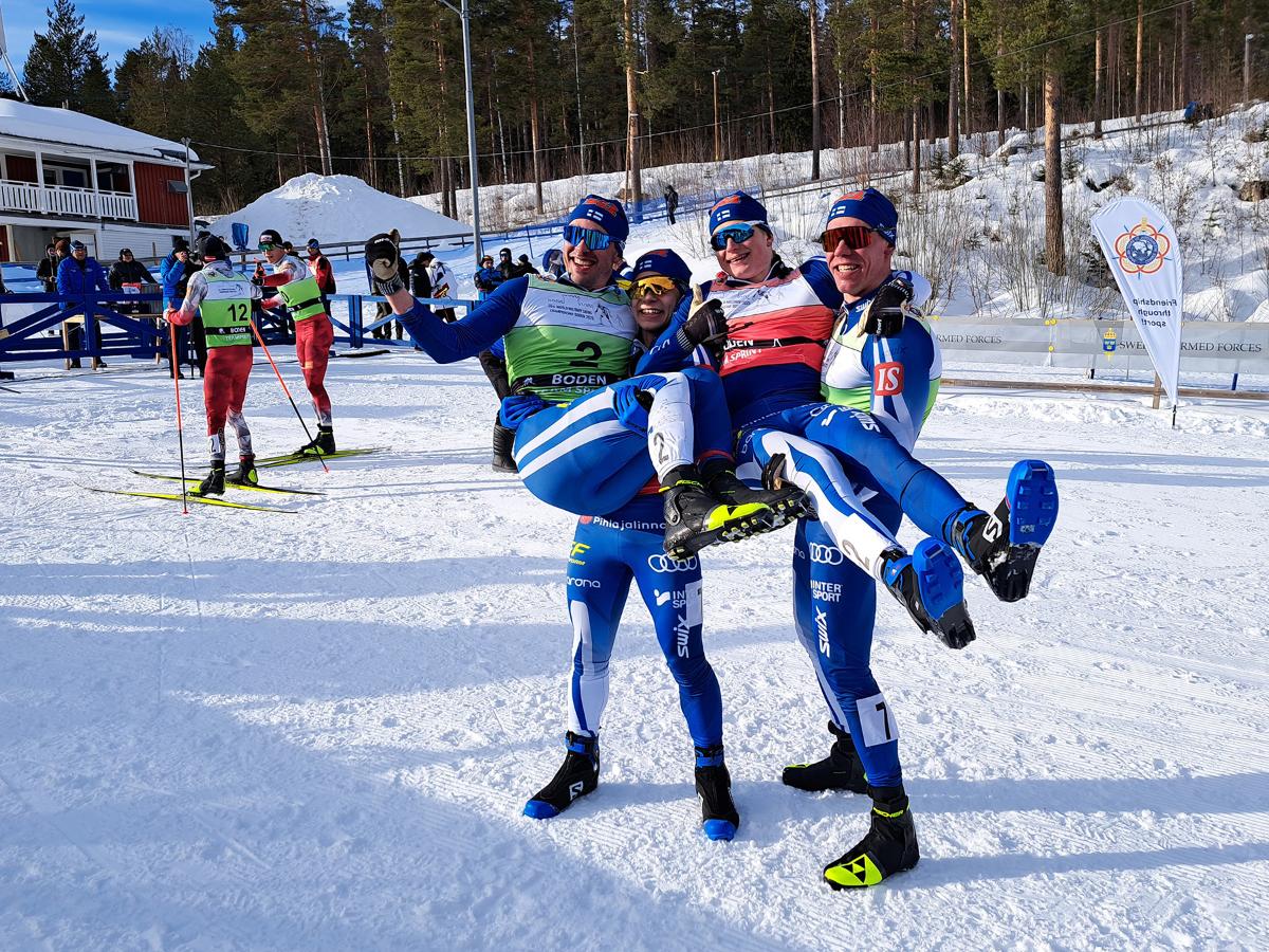 Sotilashiihtolajien maailmanmestaruuskisoissa pronssia voittaneet Ristomatti Hakola ja Remi Lindholm juhlivat mitalia joukkuetovereidensa kanssa.