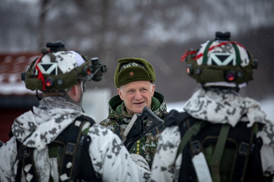 kuva jossa kenraali Kivinen keskustelee varusmiesten kanssa