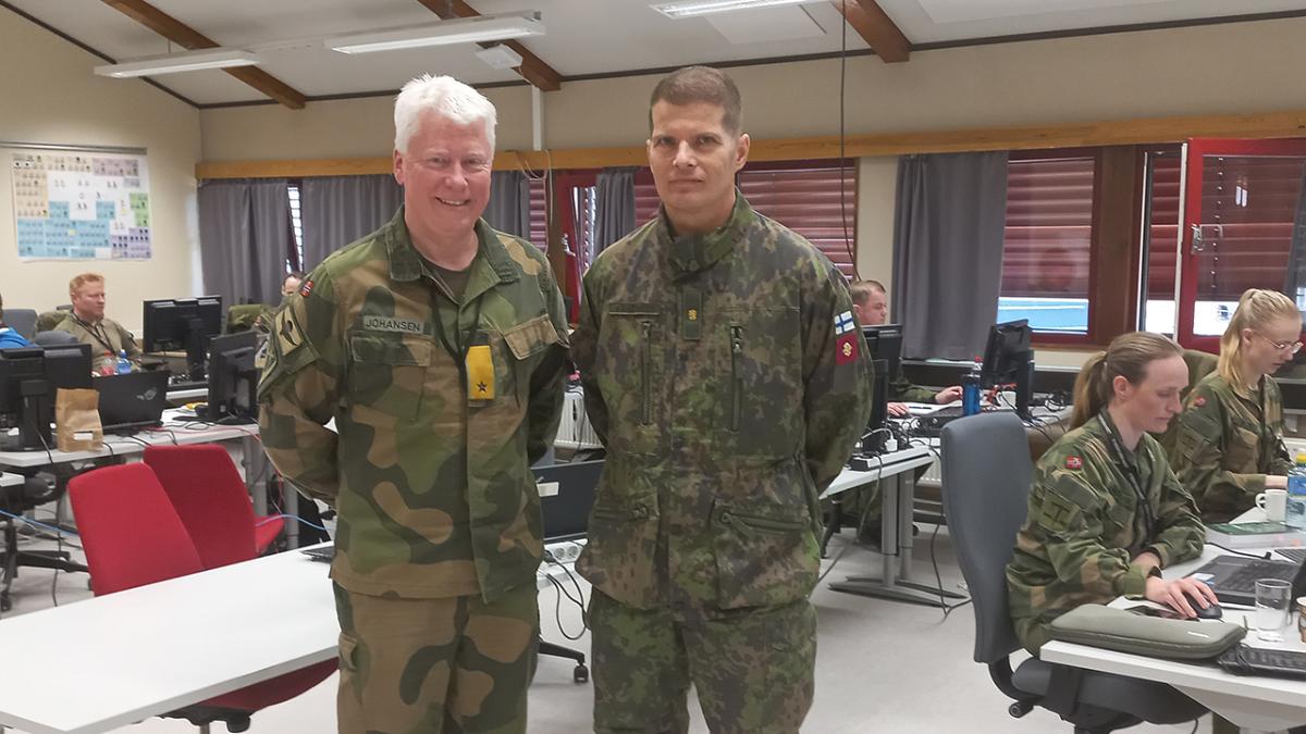 Suomen ja Norjan kyberkomentajat tapasivat toisensa Locked Shields 22 -harjoituksen tiloissa.