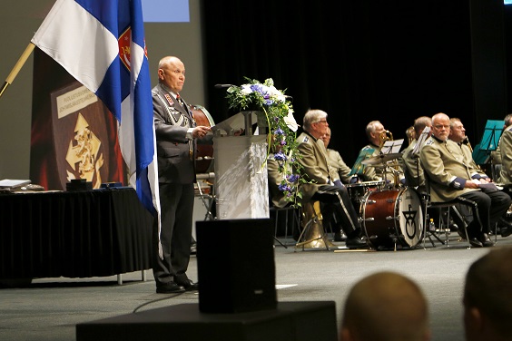 kuva jossa Martti Kari puhuu yleisölle.