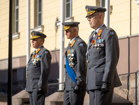 kuva, jossa ovat väistyvä pääesikunnan päällikkö, puolustusvoimain komentaja ja uusi pääesikunnan päällikkö