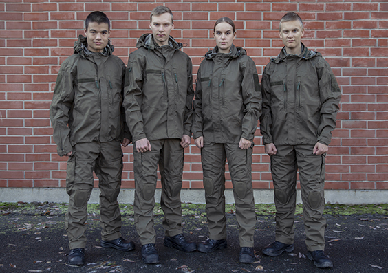 Fyra soldater står på rad klädd i det gröna nordiska NCU-stridsuniformet