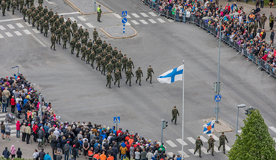 Paraatin ohimarssissa on mukana joukkoja kaikista puolustushaaroista, Rajavartiolaitoksesta, Maanpuolustuskorkeakoulusta sekä veteraani- ja maanpuolustusjärjestöistä. Kuva: puolustusvoimat