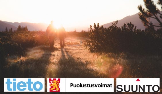 Kaksi sotilasta vuoristossa auringonlaskussa