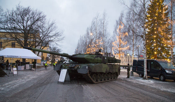 Kuva, jossa taistelupanssarivaunu kalustonäyttelyssä