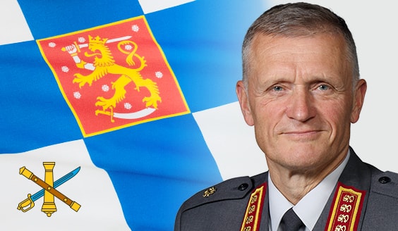 Bild Försvarsmakten.General Timo Kivinen med kömmendörens flagga i bakgrung. 