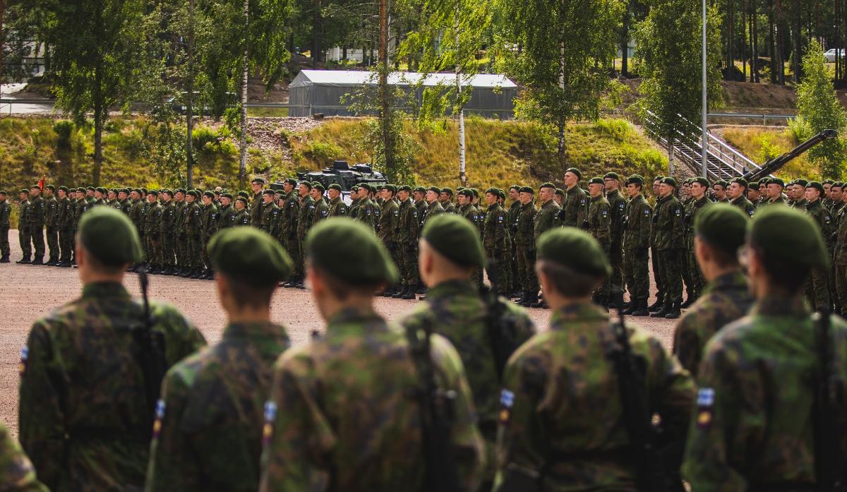 Kuvassa varusmiehiä järjestyneenä paraatikatselmukseen valatilaisuudessa.