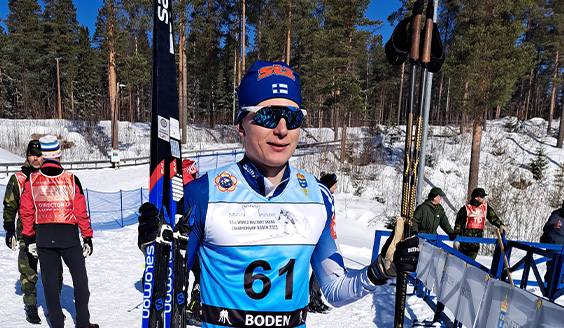 Kuvassa kersantti Remi Lindholm maailmanmestarina maalissa.