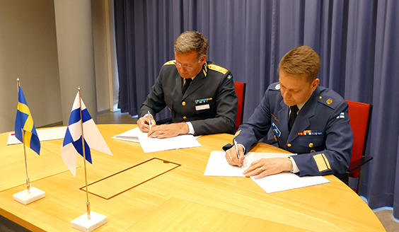 Suomi ja Ruotsi allekirjoittivat asiakirjan ajoneuvojärjestelmähankinnoista  - Puolustusvoimat