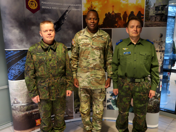 Prikaatikenraali Saarinen, kenraalimajuri Smith ja kenraalimajuri Mikkonen ryhmäkuvassa.