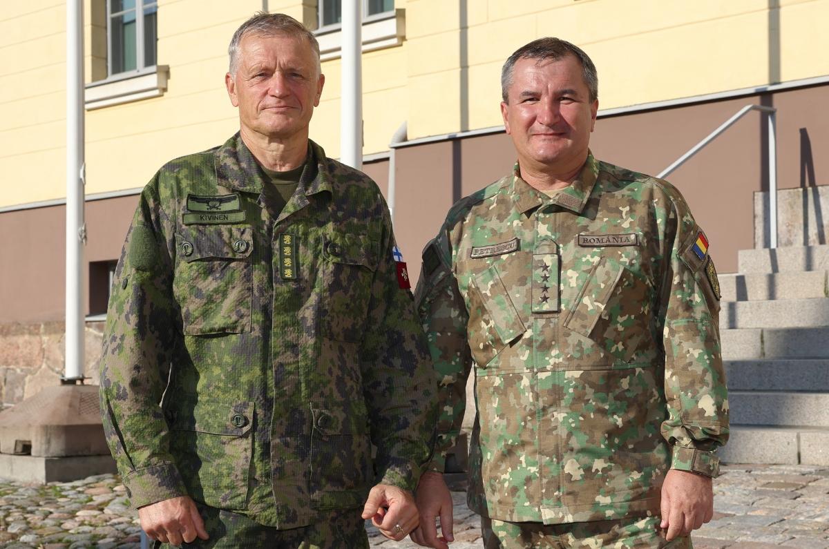 Kuvassa Puolustusvoimain komentaja kenraali Timo Kivinen ja Romanian asevoimien komentaja kenraali Daniel Petrescu maastopuvussa.