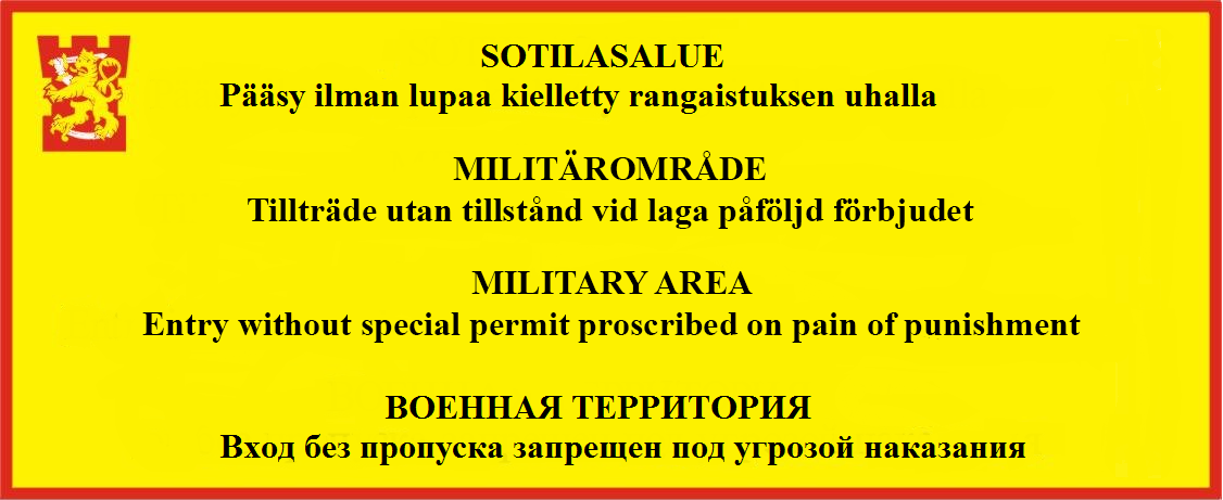 Keltapohjainen kieltotaulu, jolla merkataan ne Puolustusvoimien alueet, joilla liikkuminen on kiellettyä.
