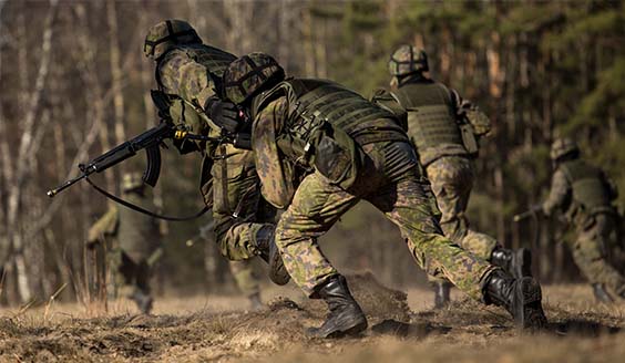 Soldater springer i skogen