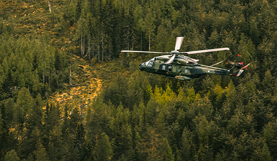Helikoptri metsän yllä. Kuva Puolustusvoimat, Ville Heiskanen.