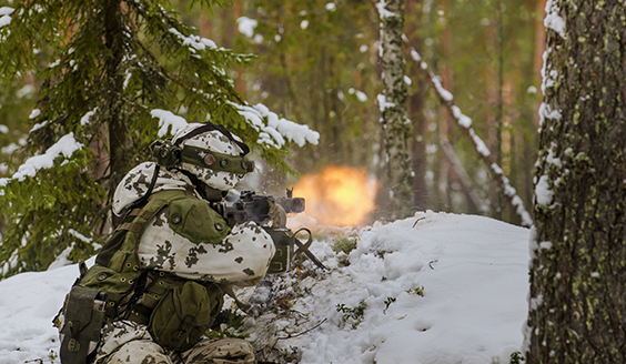 Konekivääri 7.62 KK PKM tulittaa. Harjoituksessa käytössä kaksipuolinen simulaattori (KASI-järjestelmä). Kuva Puolustusvoimat, Jarno Riipinen.