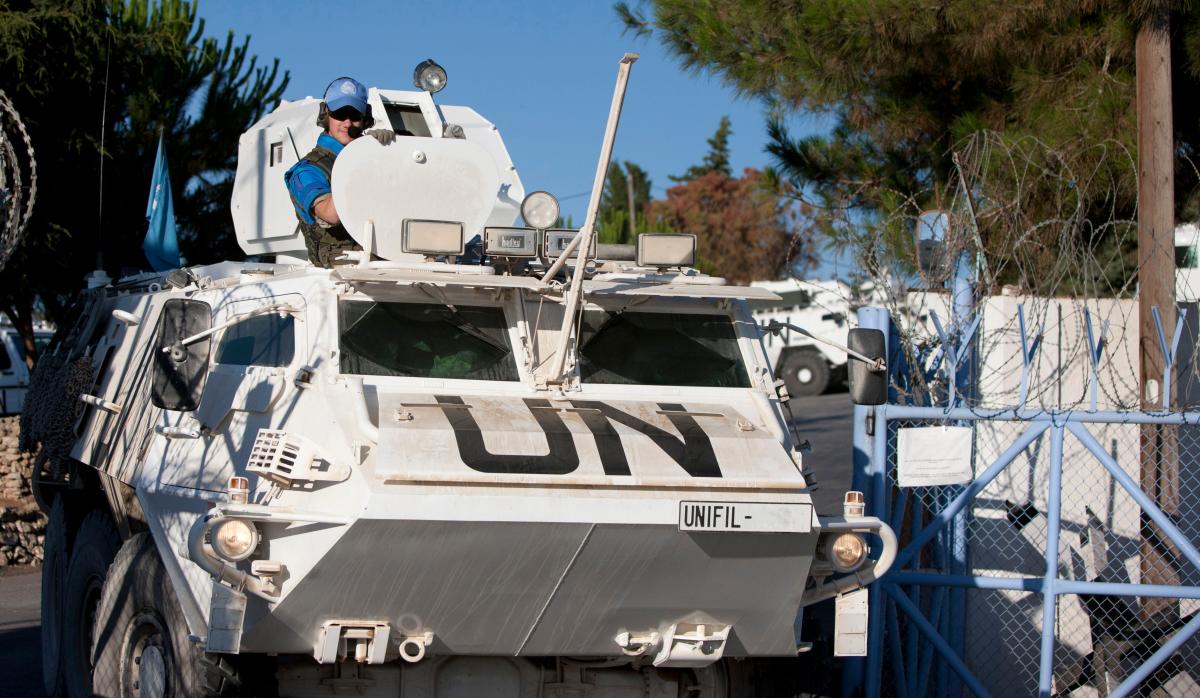 Kuvituskuva UNIFIL-operaatiosta, jossa yksi partioajoneuvo, jonka kattoluukusta tähystää suomalainen rauhanturvaaja.