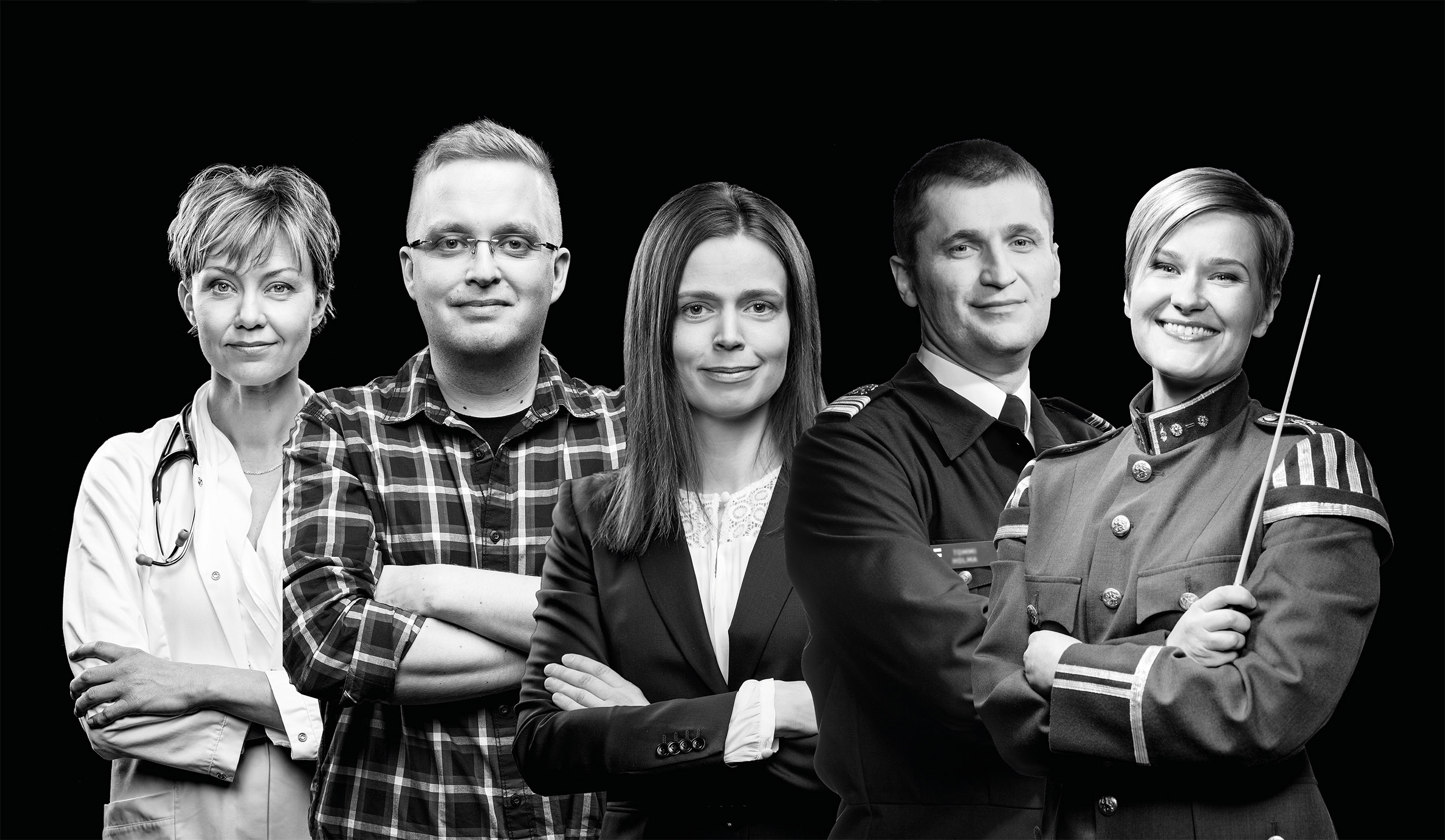Eri sotilas- ja siviilialojen työntekijöitä seisomassa kasvot kameraan päin mustalla taustalla. 