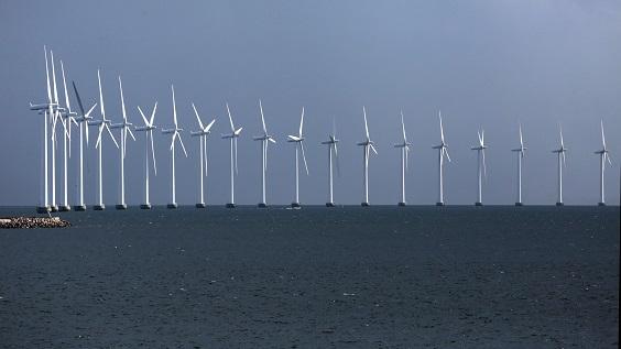 kuva jossa tuulivoimaloita merellä, kuvaaja Nina Soini