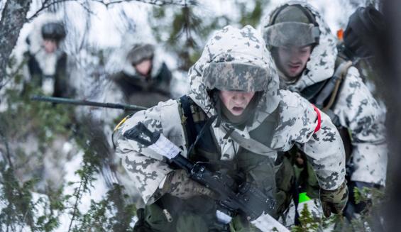 Sotilaat etenevät hengästyneinä lumihangessa