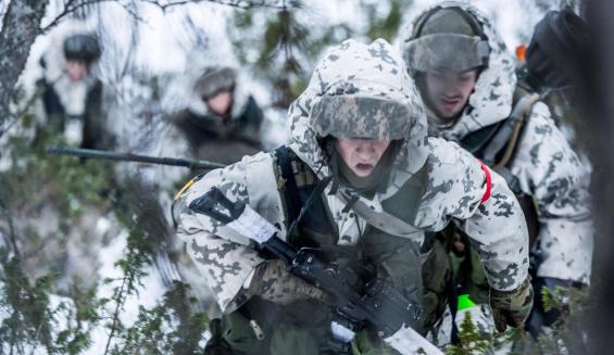 Soldaterna fortsätter andas i snön