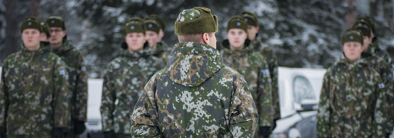 Koostesivulla teemoittain materiaalia koronaviruksen vaikutuksesta Puolustusvoimien toimintaan ja varusmiespalvelukseen.