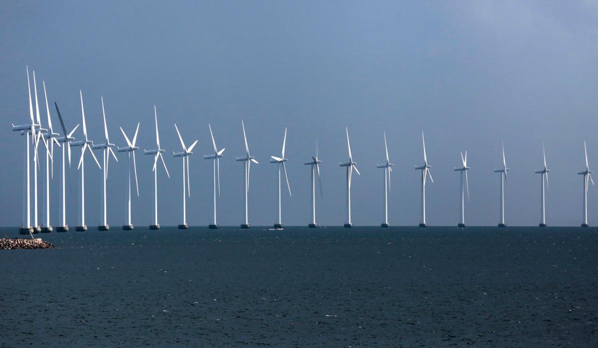 Hämeenmaa-luokan miinalaivat ohittivat tuulivoimaloita Kööpenhaminan edustalla saapuessaan satamaan