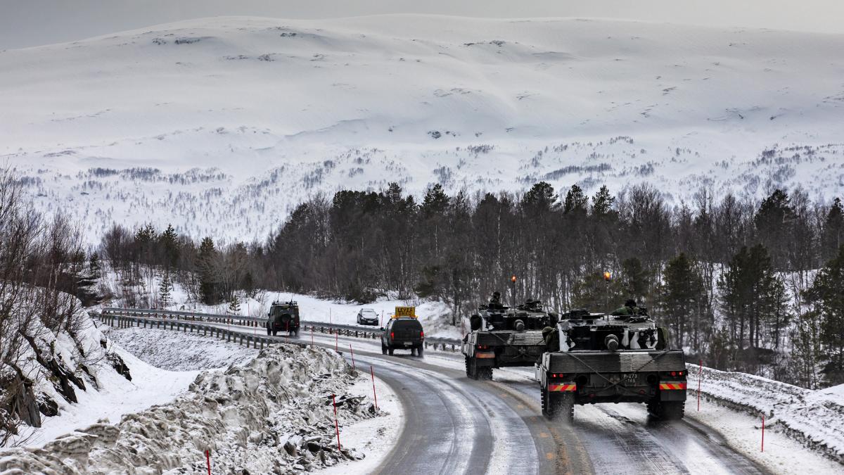 kuvituskuva, jossa panssarivaunuja ajaa tietä lumisessa vuoristomaisemassa