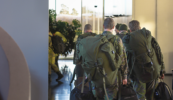 Puolustustusvoimien vapaaehtoisen harjoituksen osallistujat kantavat varusteitaan PIA SecD-Day Hackathonissa.