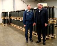 Komissaari Breton tutustui Logistiikkalaitoksen ampumatarviketuotantoon