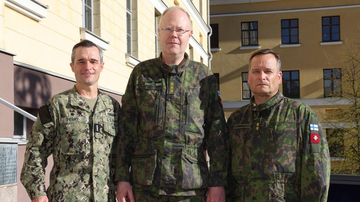From the left: Vice Admiral Doug Perry, Commander of the Joint Force Command Norfolk, Lieutenant General Vesa Virtanen, Chief of the Defence Command Finland, and Lieutenant General Kari Nisula, the Finnish Defence Forces’ Deputy Chief of Staff, Operations.
