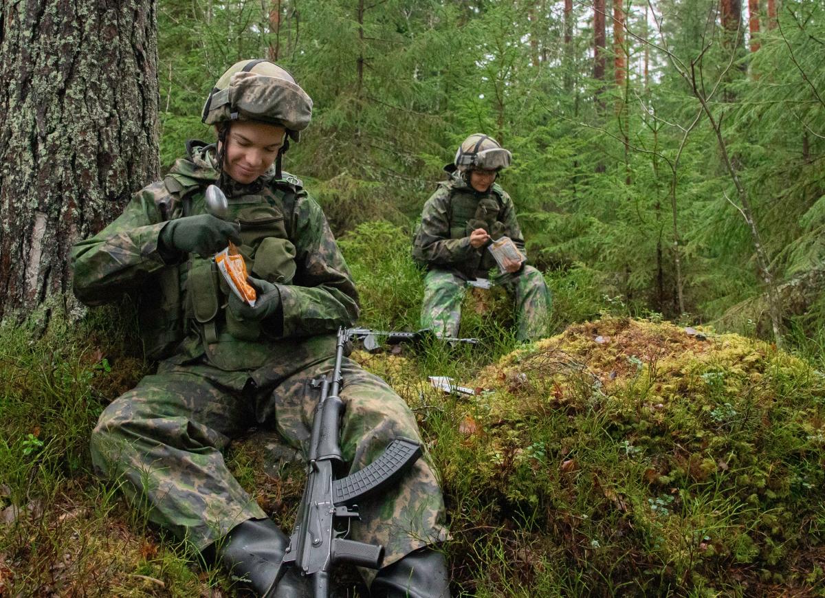 Kaksi varusmiestä syömässä lounaspusseista