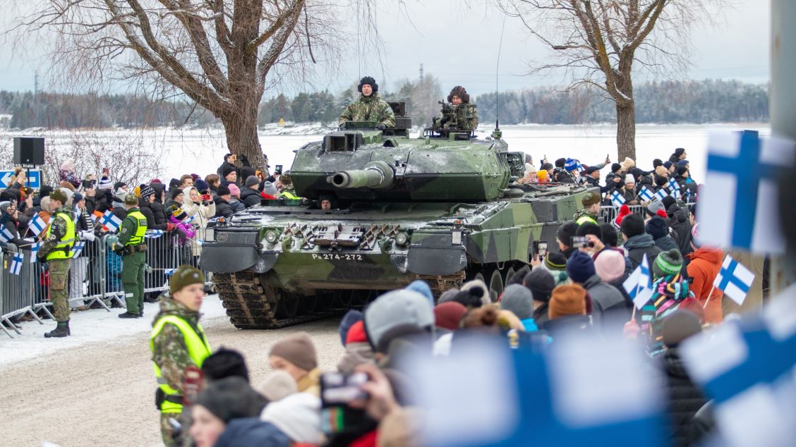 Panssarivaunu itsenäisyyspäivän paraatissa Lappeenrannassa 2024.