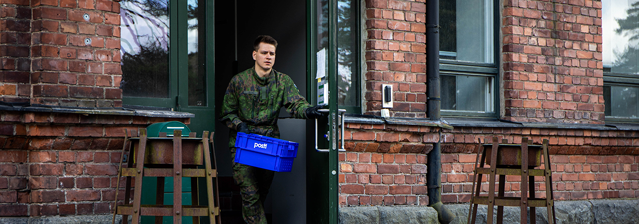 #Postiavarusmiehelle-kampanja rohkaisee ilahduttamaan varusmiehiä perinteisellä kirjeellä.