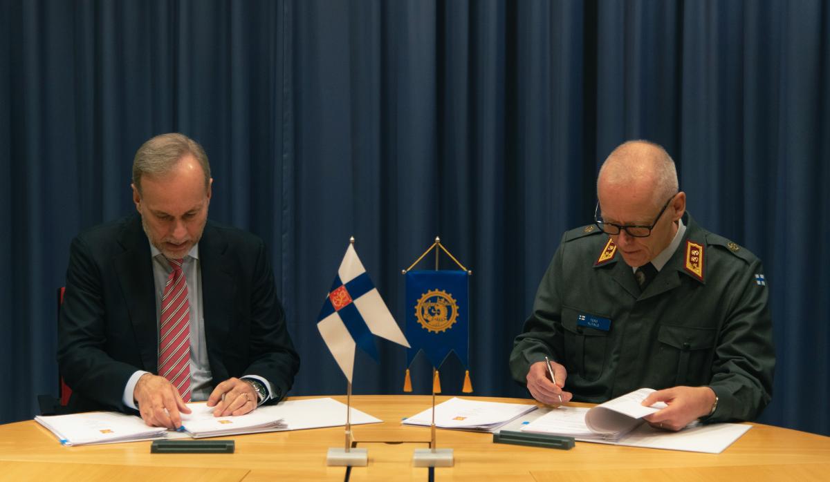 In the photo, the signatories of the agreement at the table: on the left Esa Rautalinko and on the right Tero Ylitalo.