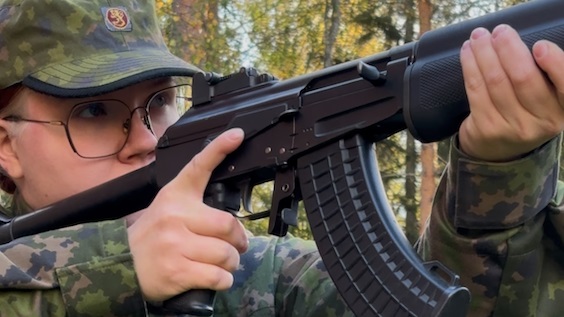 Sotilas tähtää aseella