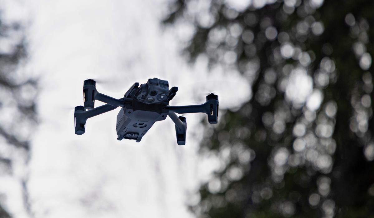 Kuvassa Parrot Anafi USA -lennokki ilmassa.