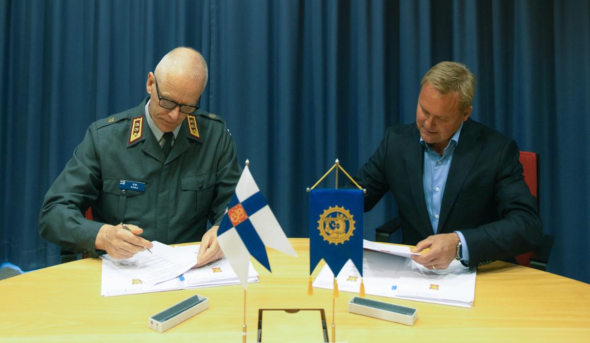 Kuvassa vasemmalta Puolustusvoimien logistiikkalaitoksen johtaja kenraalimajuri Tero Ylitalo ja Componentan toimitusjohtaja Sami Sivuranta.
