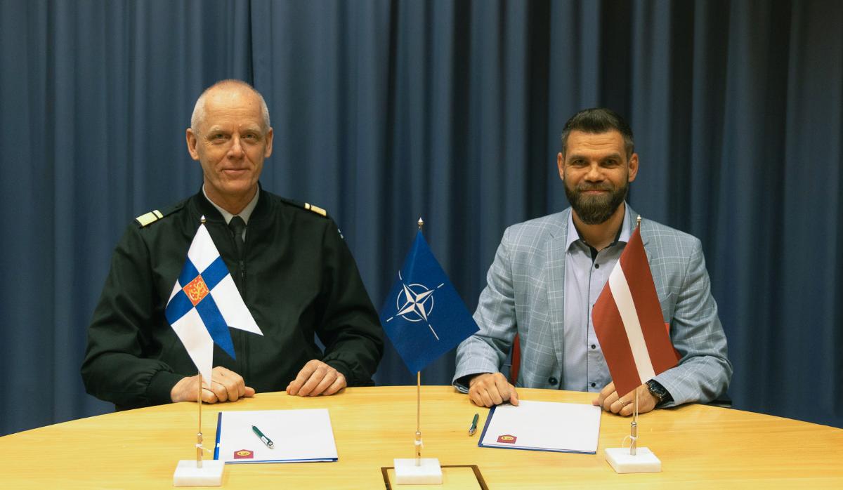 Kuvassa vasemmalla Puolustusvoimien logistiikkalaitoksen johtaja kenraalimajuri Tero Ylitalo ja oikealla Latvian puolustushallinnon logistiikka- ja hankintakeskuksen johtaja Alans Andrulis.