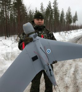 Timo Helkala pitää lennokkia käsissään.