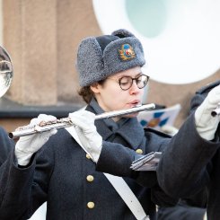 Maisa soittamassa huilua ulkokonsertissa.
