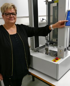 Tiina Runsas tutkimuslaitteen vieressä.