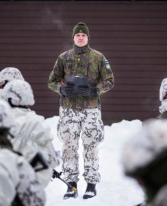 Markus kouluttamassa sotilaspoliiseja.