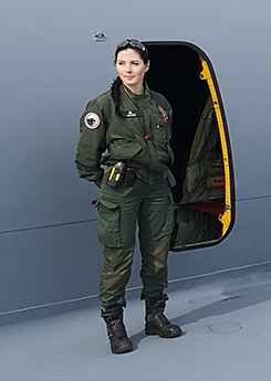 Vilma Niiranen seisomassa lentokoneen siivellä